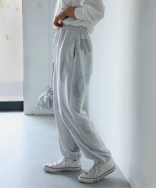 Riberry（リベリー）の「箔プリントスウェットパンツ（スウェットパンツ・レディース・オートミール/チャコールグレー・FREE）」の4枚目の写真