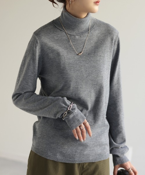 HUG.U(ハグユー)の「シルク混ニットインナー(Tシャツ/カットソー・レディース・ロイヤルブルー/ブラウン/レッド/グレー/ブラック/ライトピンク/ライトベージュ/オリーブ/テラコッタ・M/L)」の1枚目の写真