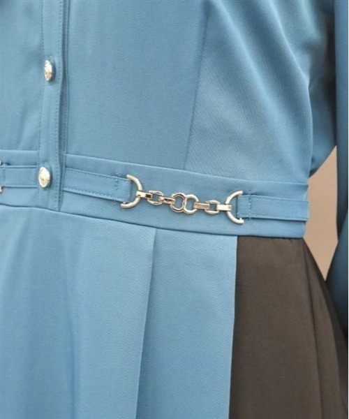 axes femme POETIQUE（アクシーズファムポエティック）の「チェーン付バイカラーワンピース（ワンピース・レディース・ブルーグリーン/ブラック/パープル・MEDIUM）」の7枚目の写真