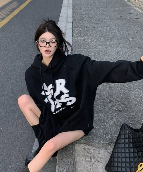 shopnikoniko（ショップニコニコ）の「パーカー オーバーサイズ スウェット ビッグシルエット ペイントロゴ フーディーパーカー（パーカー・レディース・ブラック・フリー）」の3枚目の写真