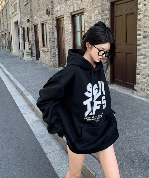 shopnikoniko（ショップニコニコ）の「パーカー オーバーサイズ スウェット ビッグシルエット ペイントロゴ フーディーパーカー（パーカー・レディース・ブラック・フリー）」の5枚目の写真