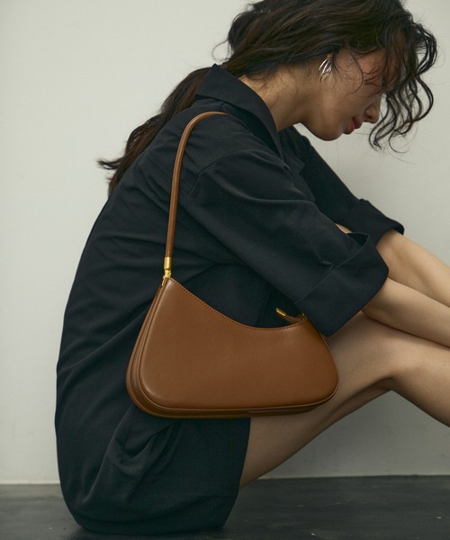 Lutim by u（ルチバイユー）の「Curve cut handbag / カーブカットハンドバック（ハンドバッグ・レディース・ブラック/ブラウン/ダークブラウン・FREE）」の3枚目の写真