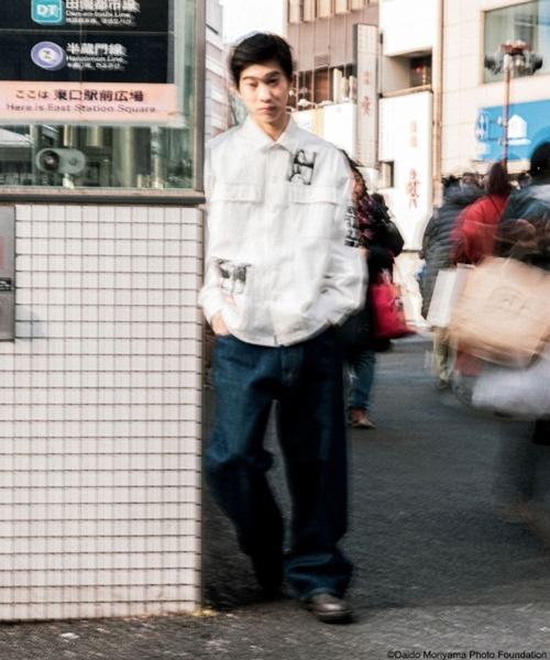 niko and...（ニコアンド）の「【森山大道】コラボシャツ（シャツ/ブラウス・メンズ・オフホワイト/チャコール・MEDIUM/LARGE）」の8枚目の写真