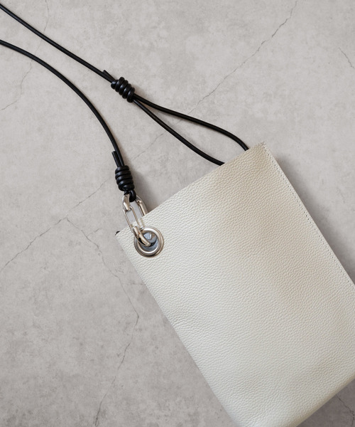Senti(センティ)の「SENTI センティ / SHRINK LEATHER MINI SHOULDER BAG シュリンクレザーミニショルダーバッグ / 3035(ショルダーバッグ・メンズ・ブラック/ブラック系その他/アイボリー・FREE)」の2枚目の写真
