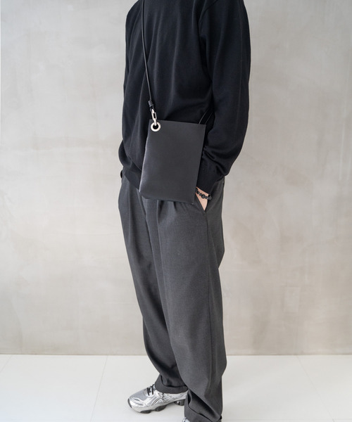 Senti(センティ)の「SENTI センティ / SHRINK LEATHER MINI SHOULDER BAG シュリンクレザーミニショルダーバッグ / 3035(ショルダーバッグ・メンズ・ブラック/ブラック系その他/アイボリー・FREE)」の5枚目の写真