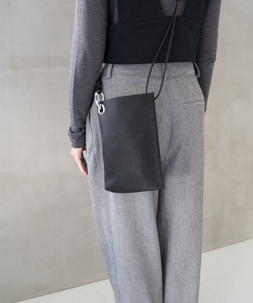 Senti(センティ)の「SENTI センティ / SHRINK LEATHER MINI SHOULDER BAG シュリンクレザーミニショルダーバッグ / 3035(ショルダーバッグ・メンズ・ブラック/ブラック系その他/アイボリー・FREE)」の6枚目の写真