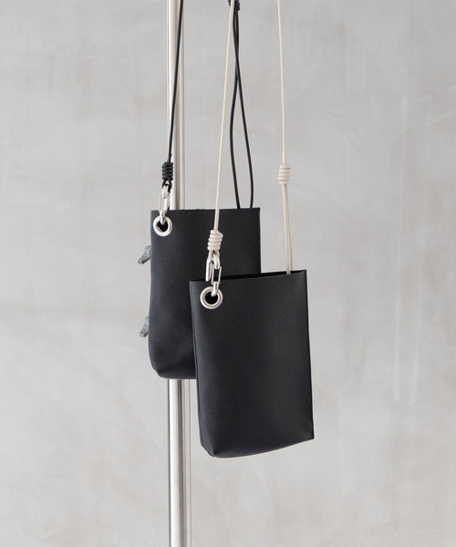Senti(センティ)の「SENTI センティ / SHRINK LEATHER MINI SHOULDER BAG シュリンクレザーミニショルダーバッグ / 3035(ショルダーバッグ・メンズ・ブラック/ブラック系その他/アイボリー・FREE)」の8枚目の写真