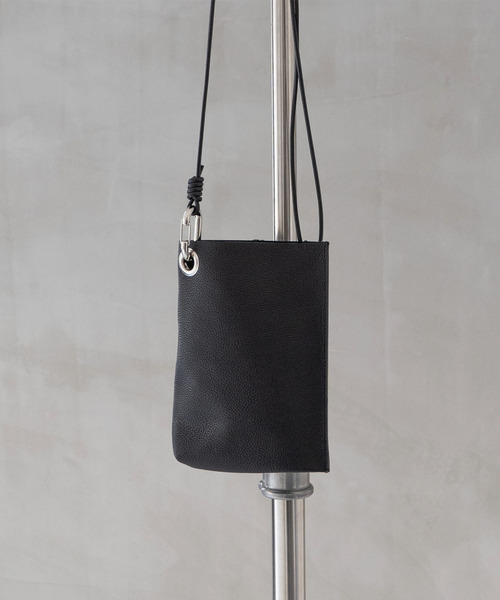 Senti(センティ)の「SENTI センティ / SHRINK LEATHER MINI SHOULDER BAG シュリンクレザーミニショルダーバッグ / 3035(ショルダーバッグ・メンズ・ブラック/ブラック系その他/アイボリー・FREE)」の9枚目の写真