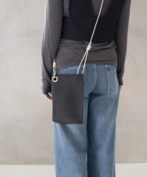Senti(センティ)の「SENTI センティ / SHRINK LEATHER MINI SHOULDER BAG シュリンクレザーミニショルダーバッグ / 3035(ショルダーバッグ・メンズ・ブラック/ブラック系その他/アイボリー・FREE)」の12枚目の写真