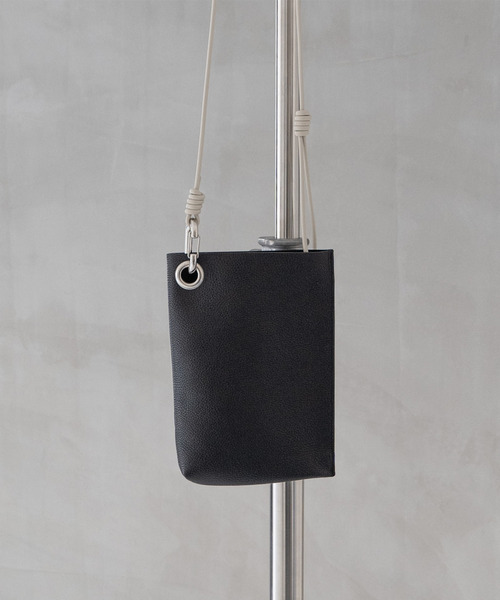 Senti(センティ)の「SENTI センティ / SHRINK LEATHER MINI SHOULDER BAG シュリンクレザーミニショルダーバッグ / 3035(ショルダーバッグ・メンズ・ブラック/ブラック系その他/アイボリー・FREE)」の17枚目の写真