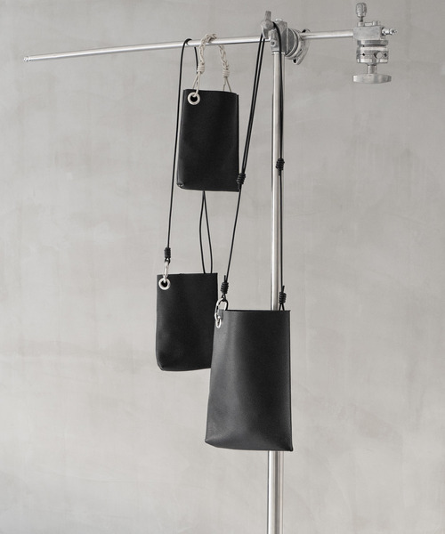 Senti(センティ)の「SENTI センティ / SHRINK LEATHER MINI SHOULDER BAG シュリンクレザーミニショルダーバッグ / 3035(ショルダーバッグ・メンズ・ブラック/ブラック系その他/アイボリー・FREE)」の19枚目の写真