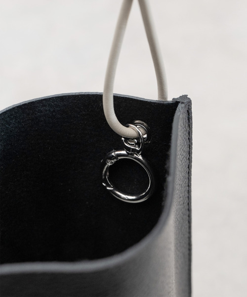 Senti(センティ)の「SENTI センティ / SHRINK LEATHER MINI SHOULDER BAG シュリンクレザーミニショルダーバッグ / 3035(ショルダーバッグ・メンズ・ブラック/ブラック系その他/アイボリー・FREE)」の14枚目の写真
