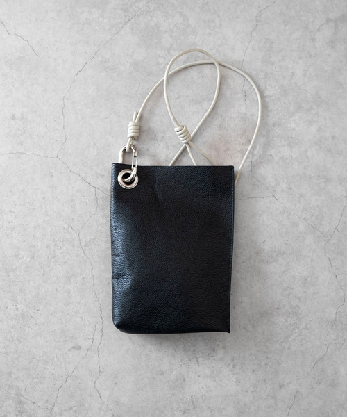 Senti(センティ)の「SENTI センティ / SHRINK LEATHER MINI SHOULDER BAG シュリンクレザーミニショルダーバッグ / 3035(ショルダーバッグ・メンズ・ブラック/ブラック系その他/アイボリー・FREE)」の13枚目の写真