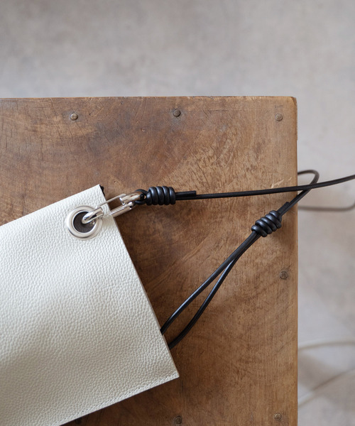 Senti(センティ)の「SENTI センティ / SHRINK LEATHER MINI SHOULDER BAG シュリンクレザーミニショルダーバッグ / 3035(ショルダーバッグ・メンズ・ブラック/ブラック系その他/アイボリー・FREE)」の22枚目の写真