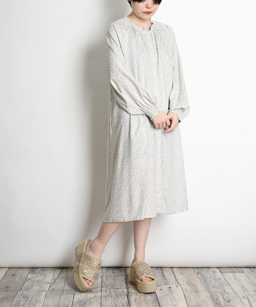 MARAI(マーライ)の「花柄 前開きシャツワンピース 長袖 ロング丈(シャツワンピース・レディース・グレー/チャコール/ライトグリーン・フリー)」の2枚目の写真
