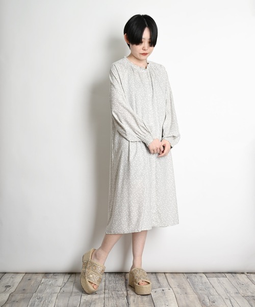 MARAI(マーライ)の「花柄 前開きシャツワンピース 長袖 ロング丈(シャツワンピース・レディース・グレー/チャコール/ライトグリーン・フリー)」の4枚目の写真