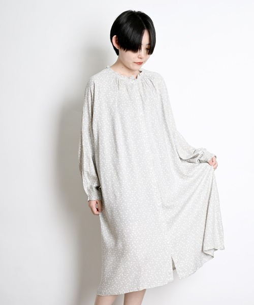 MARAI(マーライ)の「花柄 前開きシャツワンピース 長袖 ロング丈(シャツワンピース・レディース・グレー/チャコール/ライトグリーン・フリー)」の5枚目の写真