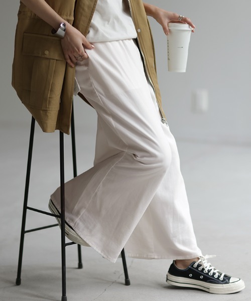 HUG.U（ハグユー）の「ダブルコットン ワイドパンツ（その他パンツ・レディース・ブラック/ベージュ/ネイビー/ホワイト/グリーン/カーキ/イエロー/ブラック系その他/レッド系その他/ブルー系その他・M(トール丈)/L(トール丈)/L(レギュラー丈)/M(レギュラー丈)）」の2枚目の写真