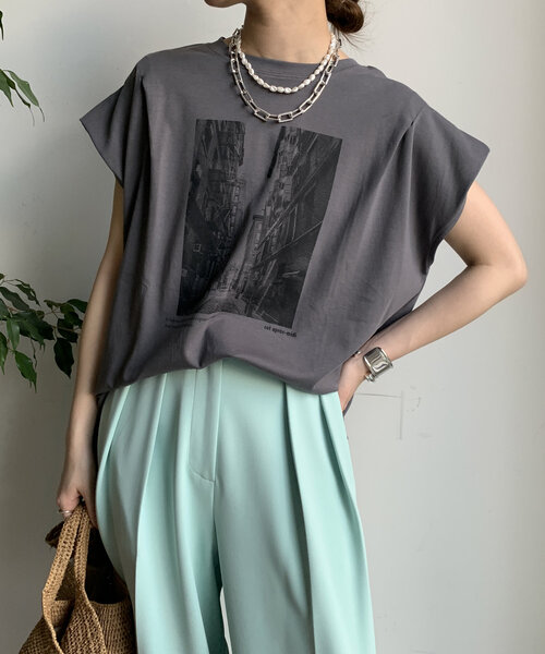 DouDou(ドゥドゥ)の「【WEB限定】バックジップフォトプリントTEE(Tシャツ/カットソー・レディース・ダークグレー/オフホワイト/グレー・FREE)」の1枚目の写真