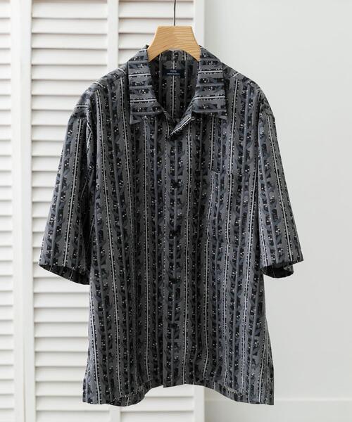 ITEMS URBANRESEARCH(アイテムズ アーバンリサーチ)の「リーフプリントオープンカラー半袖シャツ(シャツ/ブラウス・メンズ・ブラウン/ブラック/ベージュ・LARGE/MEDIUM)」の2枚目の写真