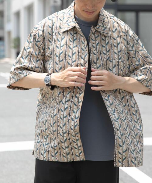ITEMS URBANRESEARCH(アイテムズ アーバンリサーチ)の「リーフプリントオープンカラー半袖シャツ(シャツ/ブラウス・メンズ・ブラウン/ブラック/ベージュ・LARGE/MEDIUM)」の4枚目の写真