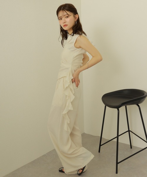 LAULEN(ローレン)の「asymmetry side ruffle setup /サイド ラッフル アシンメトリー セットアップ(セットアップ・レディース・アイボリー/ベージュ・M/S)」の2枚目の写真
