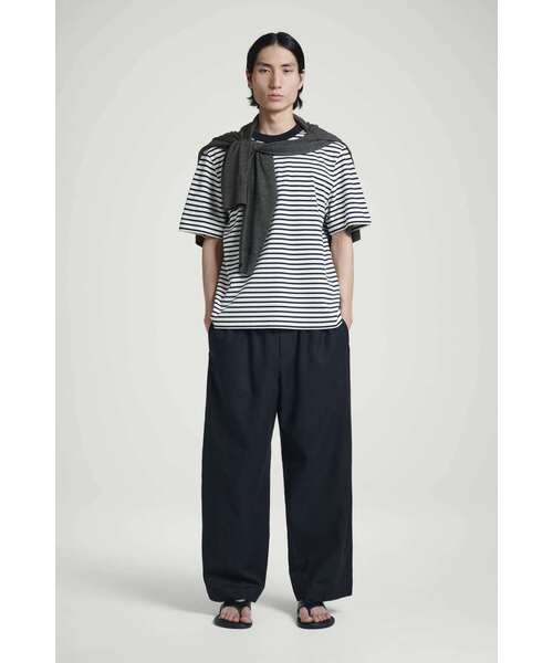 COS(コス)の「インターロック コットン クルーネックTシャツ(Tシャツ/カットソー・メンズ・ホワイト/ライトブルー/ブラック/ネイビー系・L/S/XL/M/XS)」の6枚目の写真