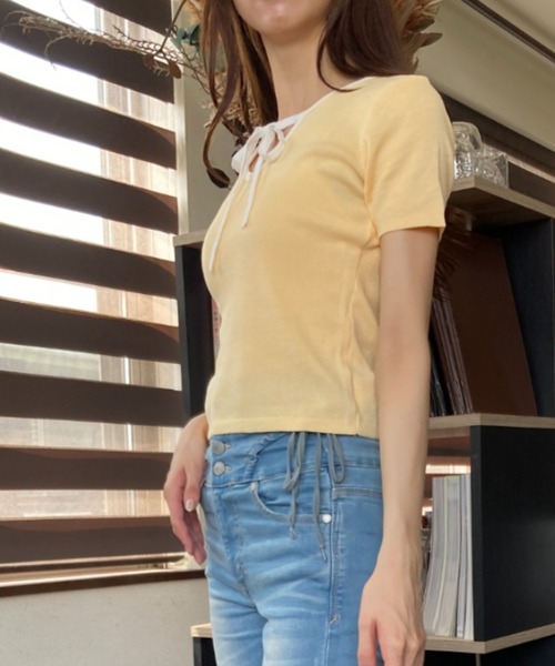 tolene(トレネ)の「ホルターネック クロップド丈 バイカラー 半袖カットソー(Tシャツ/カットソー・レディース・イエロー/ブラック・FREE)」の20枚目の写真