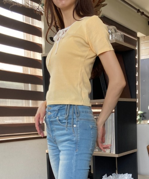 tolene(トレネ)の「ホルターネック クロップド丈 バイカラー 半袖カットソー(Tシャツ/カットソー・レディース・イエロー/ブラック・FREE)」の21枚目の写真