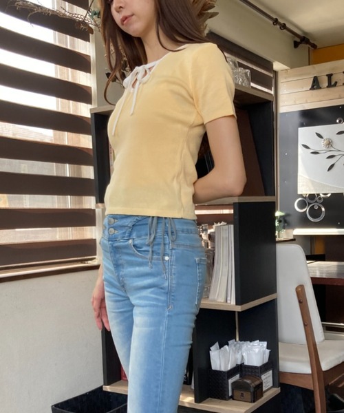 tolene(トレネ)の「ホルターネック クロップド丈 バイカラー 半袖カットソー(Tシャツ/カットソー・レディース・イエロー/ブラック・FREE)」の22枚目の写真