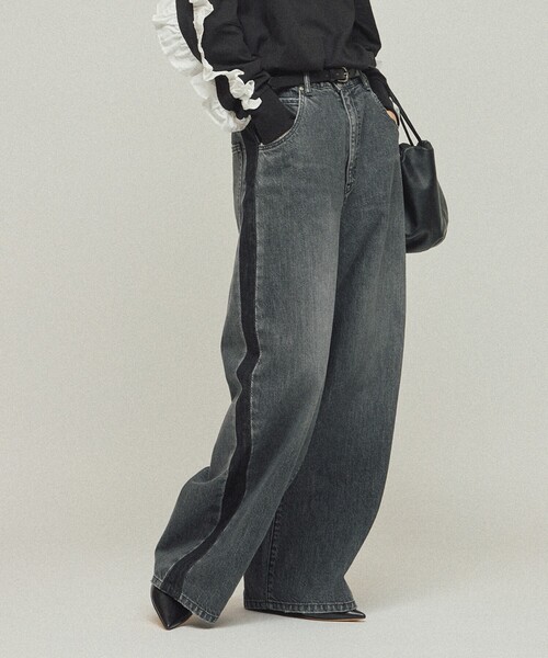 Johnbull（ジョンブル）の「JOHNBULL/ジョンブル サイドラインデニムパンツ / ワイドシルエット カーブデニム / JL253P10（デニムパンツ・レディース・ブラック/ネイビー・M/S）」の5枚目の写真