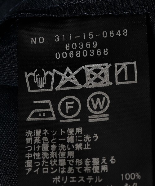 SHIPS(シップス)の「〈手洗い可能〉ヴィンテージ サテン 襟 プリーツ ブラウス(シャツ/ブラウス・レディース・オフホワイト/ネイビー・ONE SIZE)」の9枚目の写真