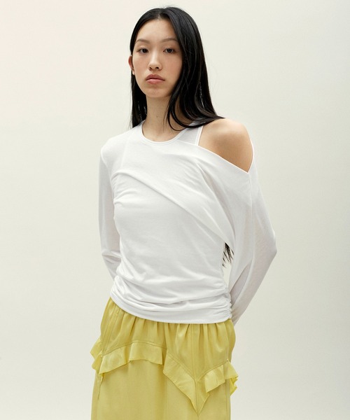 anggae(アンゲ)の「anggae/アンゲ PETAL OFF SHOULDER T-SHIRT オフショルダー カットソー(Tシャツ/カットソー・レディース・ホワイト/ブラック・S/M)」の1枚目の写真