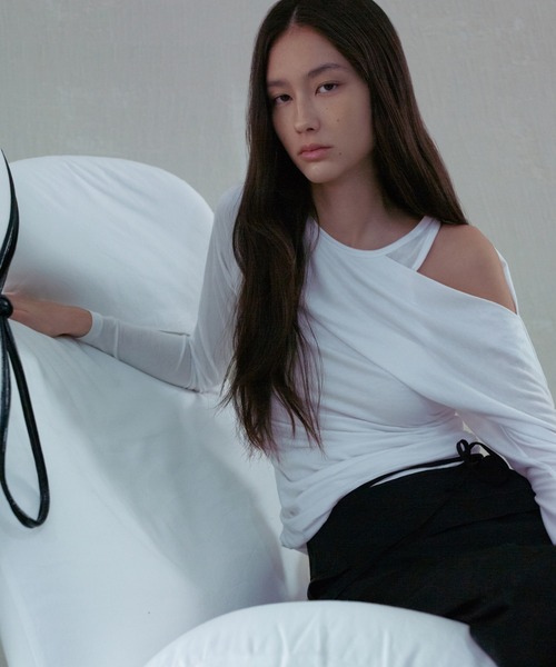 anggae(アンゲ)の「anggae/アンゲ PETAL OFF SHOULDER T-SHIRT オフショルダー カットソー(Tシャツ/カットソー・レディース・ホワイト/ブラック・S/M)」の10枚目の写真
