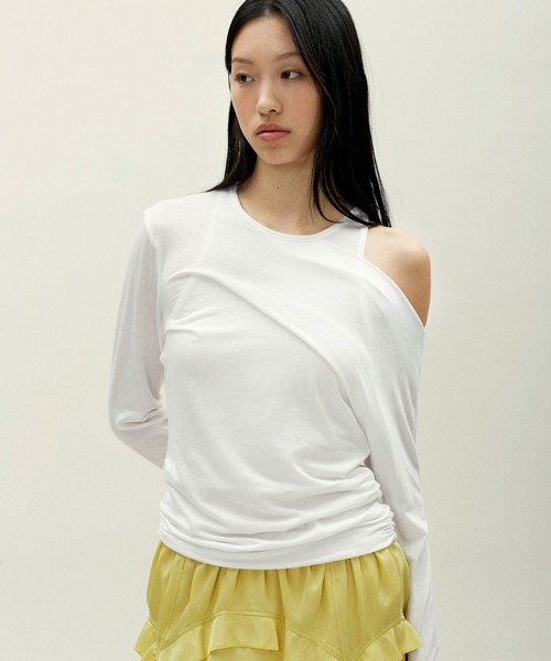 anggae(アンゲ)の「anggae/アンゲ PETAL OFF SHOULDER T-SHIRT オフショルダー カットソー(Tシャツ/カットソー・レディース・ホワイト/ブラック・S/M)」の3枚目の写真