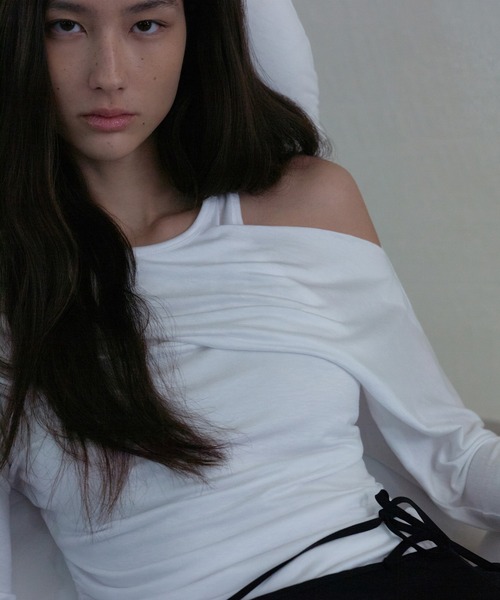 anggae(アンゲ)の「anggae/アンゲ PETAL OFF SHOULDER T-SHIRT オフショルダー カットソー(Tシャツ/カットソー・レディース・ホワイト/ブラック・S/M)」の16枚目の写真