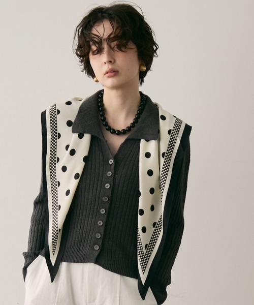 Saint Laurent ポルカドット柄スカーフストール 2024年秋冬 大人の洗練スカーフアレンジ】サンローランのドット柄