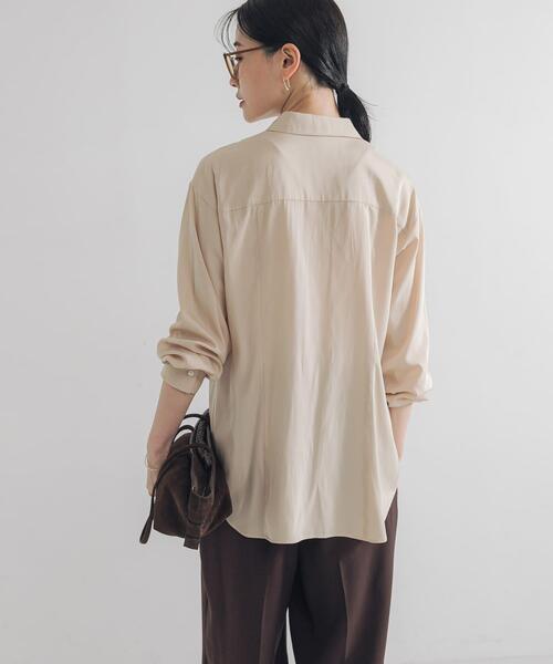URBAN RESEARCH（アーバンリサーチ）の「レギュラーカラーシルキーシャツ（Tシャツ/カットソー・レディース・オフホワイト/ライトベージュ・FREE）」の11枚目の写真