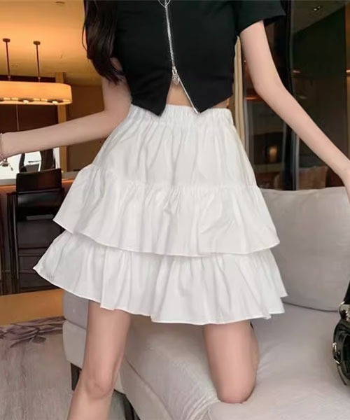 VIBGYOR Women(ヴィブジョー ウィメン)の「【Mayree】ティアード ミニ スカート インナーパンツ付き(スカート・レディース・ホワイト/ブラック・SMALL/MEDIUM/LARGE)」の1枚目の写真