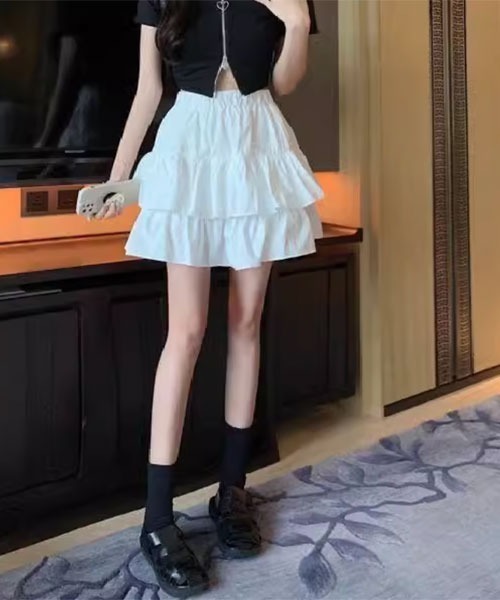 VIBGYOR Women(ヴィブジョー ウィメン)の「【Mayree】ティアード ミニ スカート インナーパンツ付き(スカート・レディース・ホワイト/ブラック・SMALL/MEDIUM/LARGE)」の4枚目の写真