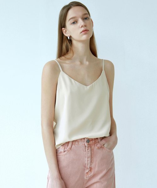 NICK&NICOLE(ニックアンドニコール)の「MATT SATIN SLEEVELESS_BEIGE(Tシャツ/カットソー・レディース・その他・FREE)」の1枚目の写真