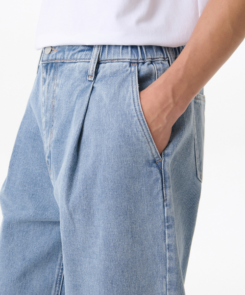 MUSINSA STANDARD（ムシンサスタンダード）の「ワンタックワイドバンディングデニムパンツ [ライトインディゴ]（デニムパンツ・メンズ・その他・40/38/28/42/36/34/32/30/26）」の4枚目の写真