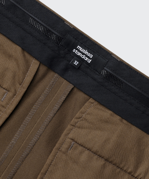 MUSINSA STANDARD（ムシンサスタンダード）の「テーパード隠しバンディングクロップドスラックス[ブラウン]（スラックス・メンズ・その他・26/27/28/29/38/42/32/30/31/33）」の4枚目の写真