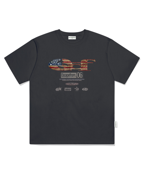 ESCAPEFROM(エスケープフロム)の「ヴィンテージフラッグ ESCF ロゴコラージュプリントオーバーサイズ半袖Tシャツチャコール(Tシャツ/カットソー・レディース・その他・LARGE/SMALL/MEDIUM)」の2枚目の写真