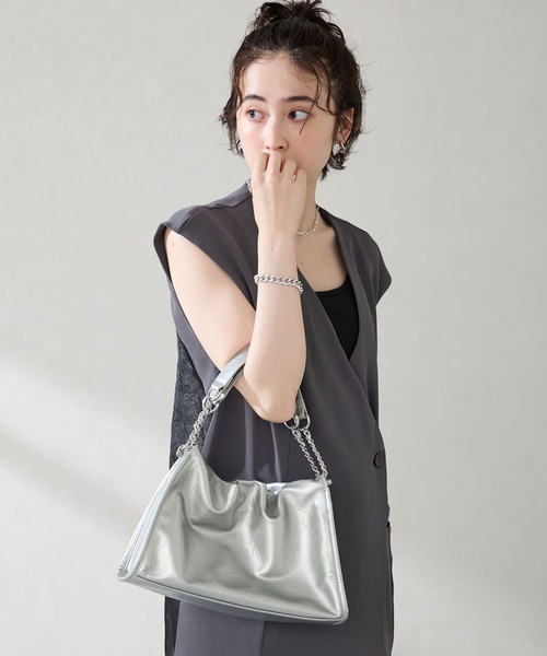 MISCH MASCH(ミッシュマッシュ)の「ソフトレザースクエアハンドバッグ(ハンドバッグ・レディース・シルバー/ブラック・フリ-)」の8枚目の写真