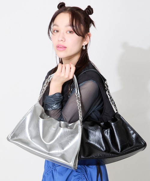 MISCH MASCH(ミッシュマッシュ)の「ソフトレザースクエアハンドバッグ(ハンドバッグ・レディース・シルバー/ブラック・フリ-)」の11枚目の写真