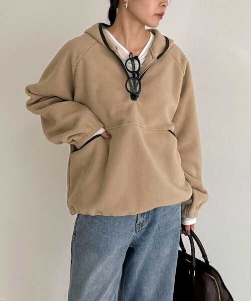 fredy emue（フレディエミュ）の「フード付きフリースアノラック（スウェット・レディース・チャコールグレー/オフホワイト/ベージュ・38）」の2枚目の写真