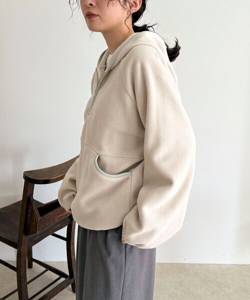 fredy emue（フレディエミュ）の「フード付きフリースアノラック（スウェット・レディース・チャコールグレー/オフホワイト/ベージュ・38）」の3枚目の写真