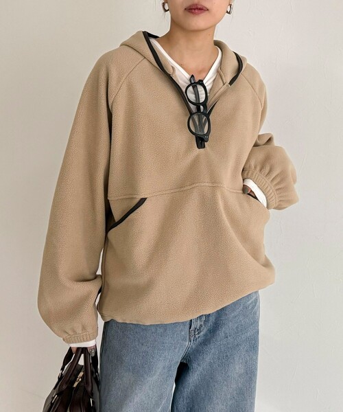 fredy emue（フレディエミュ）の「フード付きフリースアノラック（スウェット・レディース・チャコールグレー/オフホワイト/ベージュ・38）」の7枚目の写真