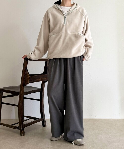 fredy emue（フレディエミュ）の「フード付きフリースアノラック（スウェット・レディース・チャコールグレー/オフホワイト/ベージュ・38）」の9枚目の写真